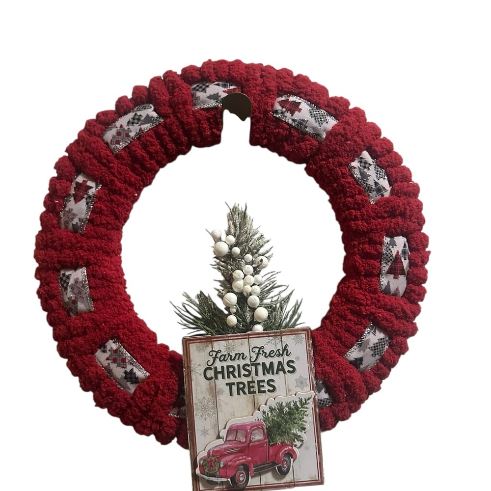Holiday handcrafted yarn wreath NWT